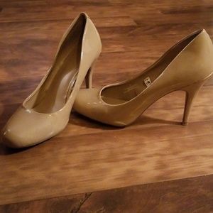 Round toe nude/tan pumps Sz 9.5